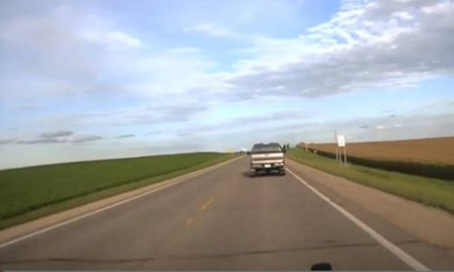 Αυτό θα πει τύχη: Δείτε πώς γλίτωσε για χιλιοστά και κλάσματα του δευτερολέπτου! (video)