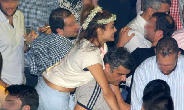 Πλάκα - Αποστολάκης: Ο μεγάλος έρωτας, το παιδί και το ξεσκόνισμα