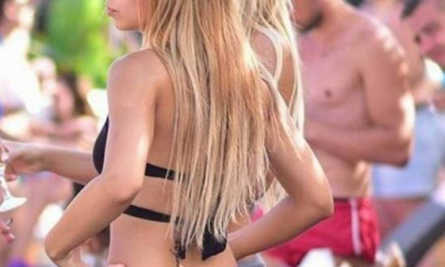 Με... ανύπαρκτο στρινγκ Ελληνίδα τραγουδίστρια στην παραλία! (photos)