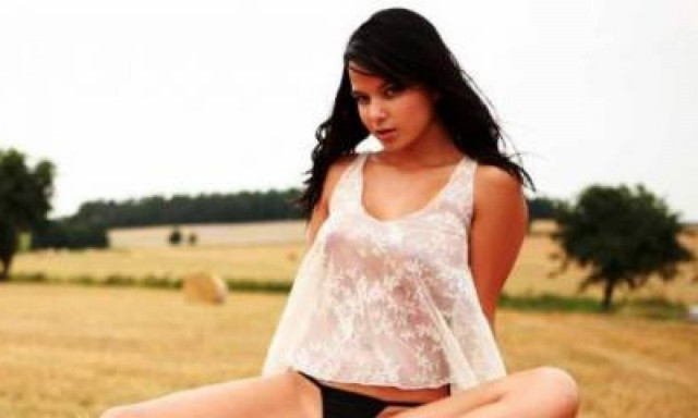 Καυτή αγρότισσα μόνη… (photos)