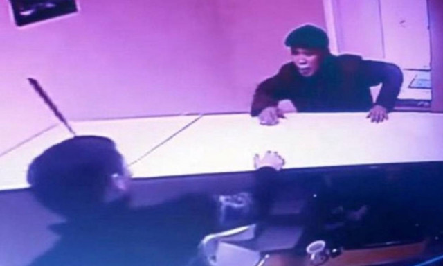 Βίντεο – σοκ: Του κάρφωσε μαχαίρι στο κεφάλι και δεν κατάλαβε τίποτα!