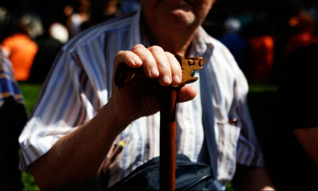 Παίζει κορώνα-γράμματα τις συντάξεις η κυβέρνηση