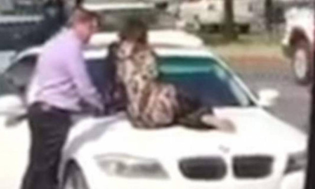 Τον έπιασε στα πράσα με άλλη στο αυτοκίνητο - Δεν υπάρχει αυτό που τους έκανε! (vid)