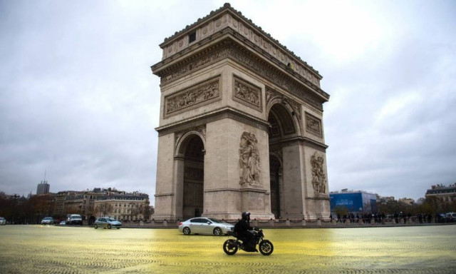 Ακτιβιστές της Greenpeace «κιτρίνισαν» τον δρόμο γύρω από την Αψίδα του Θριάμβου (pics)