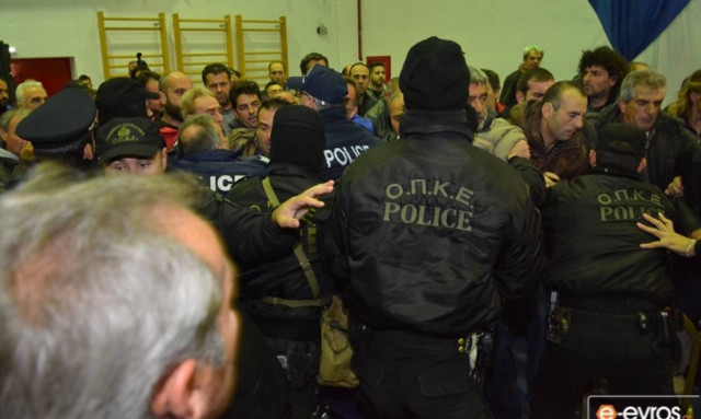 Επεισοδιακό συνέδριο στις Φέρες: Αγρότες επιτέθηκαν στον Σγουρίδη (photos)