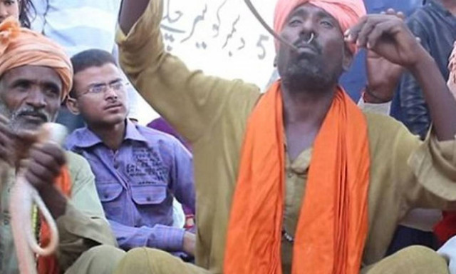 Ο «γητευτής» που βάζει δηλητηριώδη φίδια στη μύτη του και τα βγάζει από το στόμα! (video)