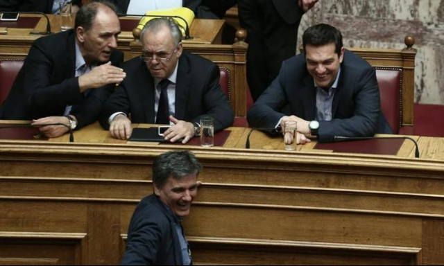 Εθνικά επικίνδυνοι: Χαρίζουν τα κόκκινα δάνεια σε ξένα funds