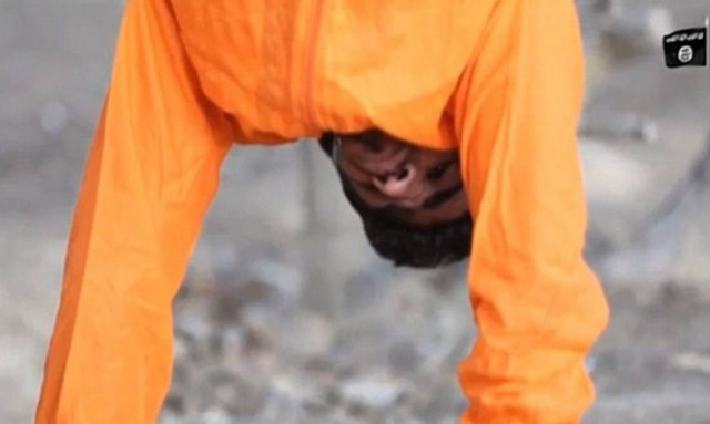 Φρικιαστικό βίντεο: Τζιχαντιστές κρέμασαν «προδότη» αφήνοντας το σώμα του να στραγγίξει από το αίμα