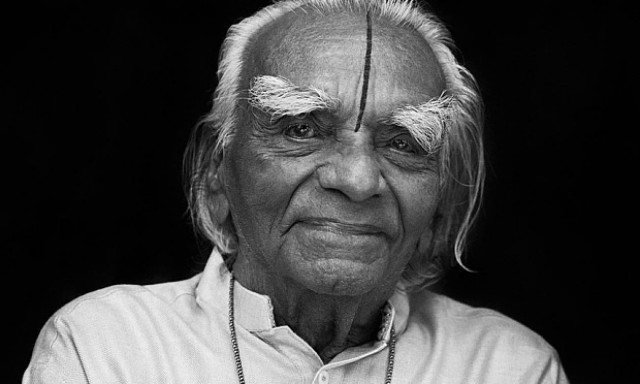 BKS Iyengar - Google Doodle: 97 χρόνια από την γέννηση του μεγάλου δάσκαλου της γιόγκα (pics&vids)