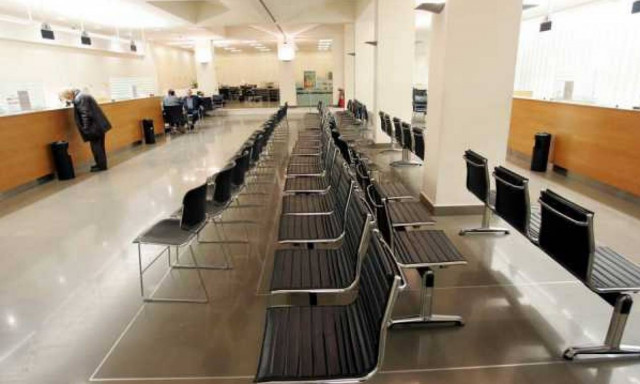 Τι αλλάζει στα όρια συνταξιοδότησης για 250.000 εργαζομένους σε ΔΕΚΟ και τράπεζες