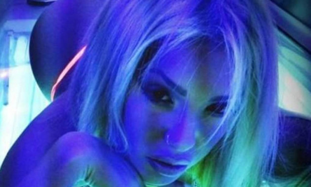 Φωσφορίζει η καυτή Λίλα! (photos+video)