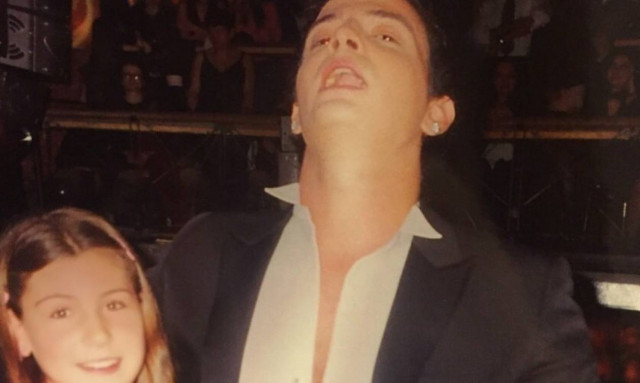 Απίστευτο! Δείτε πώς είναι σήμερα το κοριτσάκι δίπλα στον Νίνο