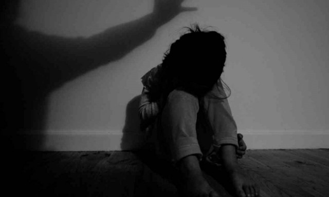 Σοκ! Ο πατέρας επικροτούσε την αποπλάνηση της 9χρονης από τον υπάλληλο της ΕΡΤ3