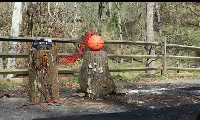 Τι συμβαίνει όταν φουσκώσεις… τέρμα μια μπάλα του μπάσκετ; (video)