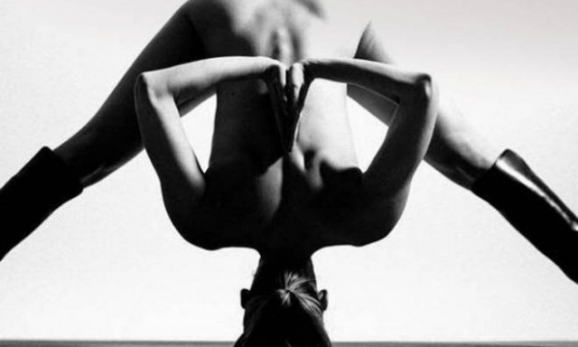 Έκανε γιόγκα ολόγυμνη και έριξε το Instagram! (photos)