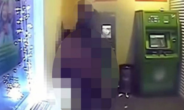 Σεξ στο ATM: Αντί για λεφτά έβγαλαν τα... μάτια τους! (video)
