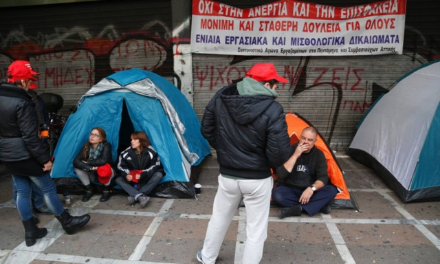 Κατασκήνωσαν έξω από το υπουργείο Εργασίας οι «πενταμηνίτες»