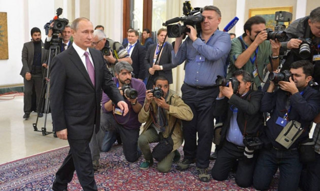 Λύθηκε το μυστήριο με το «βάδισμα του πιστολέρο Πούτιν» - Ποια η σχέση της KGB! (vids)