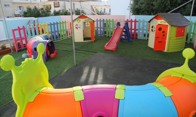 «Παίζω και Μαθαίνω»: Το φυσικό μεταλλικό Νερό ΑΥΡΑ μοιράζει χαμόγελα στα μικρά παιδιά