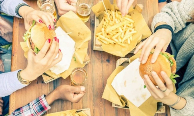 Πόσο πρέπει να γυμναστείτε για να κάψετε μπέργκερ, σοκολάτες και μπύρες (γράφημα)