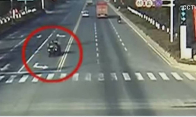 Μία σύγκρουση που κόβει την ανάσα! (video)