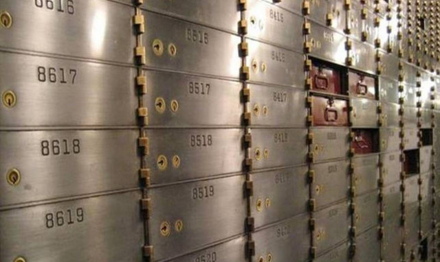 «Λαβράκια» έβγαλε η έφοδος στη UBS