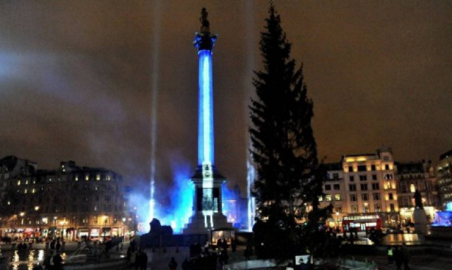 Η Στήλη του Nelson στο Λονδίνο έγινε φωτόσπαθο χάρη στο Star Wars (photos&video)