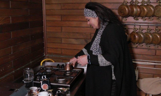 «Από την Πόλη στην Ανατολή»: Η Μαρία Εκμεκτσίογλου μαγειρεύει από τα Μουδανιά