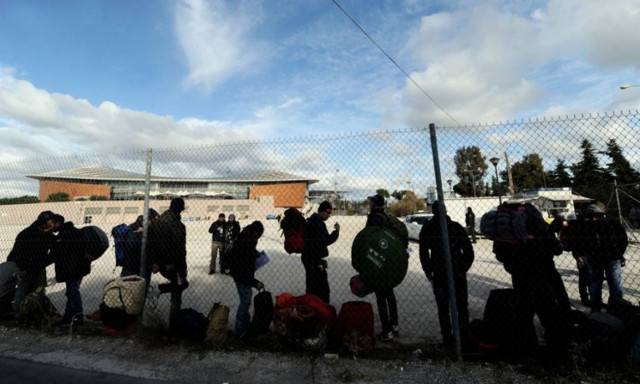 Σέρνουν πρόσφυγες και μετανάστες από το ένα γήπεδο στο άλλο χωρίς κανένα σχέδιο!