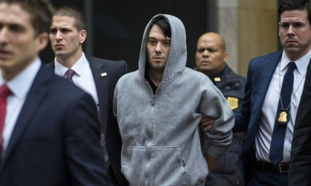 Αρνείται τις κατηγορίες ο άντρας που εκτόξευσε την τιμή φαρμάκου κατά του HIV