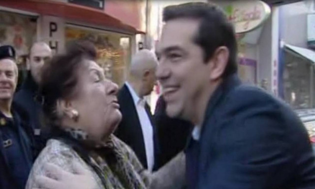 Η γυναίκα που δεν... άντεξε στην παρουσία του Τσίπρα: Αχ αγόρι μου γλυκό (video)