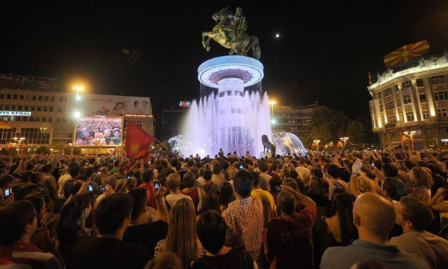 Ριψοκίνδυνα «παιχνίδια» από Financial Times: Διεξάγουν ψηφοφορία για την ονομασία των Σκοπίων