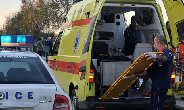 Άγιο είχαν τρεις νέοι στη Λαμία - Δείτε πως έγινε το αυτοκίνητό τους