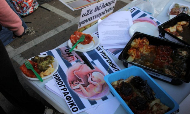 Βγήκαν στο δρόμο τα «γεμιστά» της… Θεανούς Φωτίου! (photo + video)