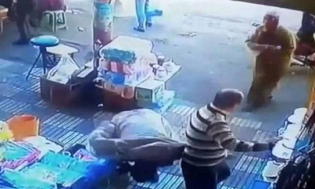 Της επιτέθηκε σεξουαλικά και τον άφησε αναίσθητο! (video)