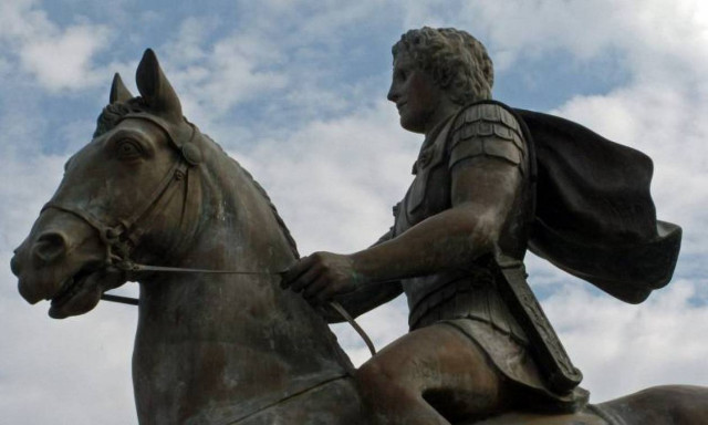 Απίστευτο! Άνδρας βγαίνει στην ταράτσα και κάνει τον Μέγα Αλέξανδρο (pics)