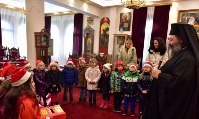 Παιδιά έψαλλαν Χριστουγεννιάτικα Κάλαντα στον Μητροπολίτη Λαγκαδά