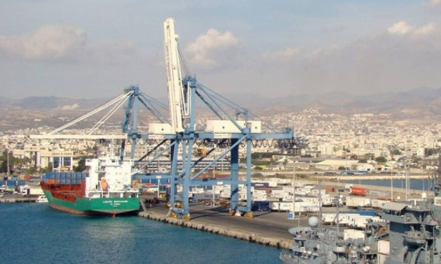 Στο λιμάνι Λεμεσού πλοίο που μάζευε αρχαιότητες στη θάλασσα