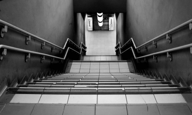 Να ανεβαίνει ή να κατεβαίνει κάποιος τα σκαλιά; Ποιο είναι πιο ωφέλιμο για την υγεία;