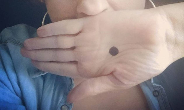 Προσοχή: Αν δεις μια μαύρη κηλίδα στην παλάμη, μην την αγνοήσεις - Κάλεσε αμέσως την αστυνομία!