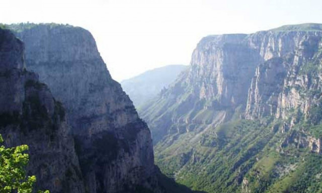 Βουτιά στο κενό από το φαράγγι του Βίκου! (vid)