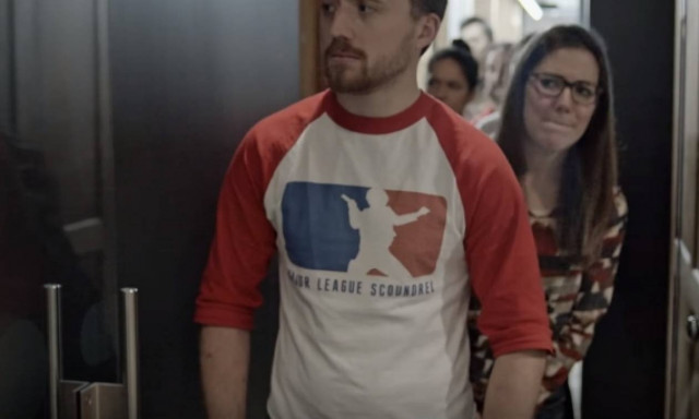 Αυτό δεν πρέπει να το χάσεις: Τα πιο «καυτά» κάλαντα που έχεις δει!