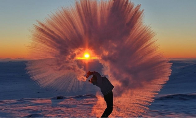 Σκορπίζει καυτό τσάι στους -40 και το θέαμα είναι μοναδικό!