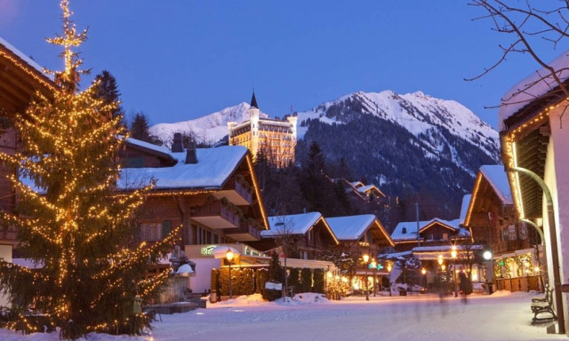 Ο «πολυτάλαντος» Πάρις Κασιδόκωστας και οι χριστουγεννιάτικες διακοπές στο Γκστάαντ