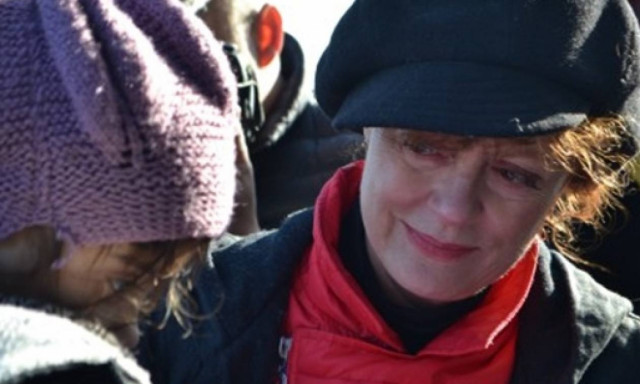 Η Σούζαν Σάραντον έκανε Χριστούγεννα στο γήπεδο του χόκεϊ μαζί με τους πρόσφυγες (video)