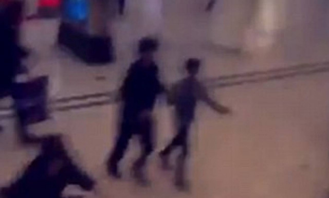 Άνδρας με μαχαίρι σπέρνει τον τρόμο σε εμπορικό του Λονδίνου (video)