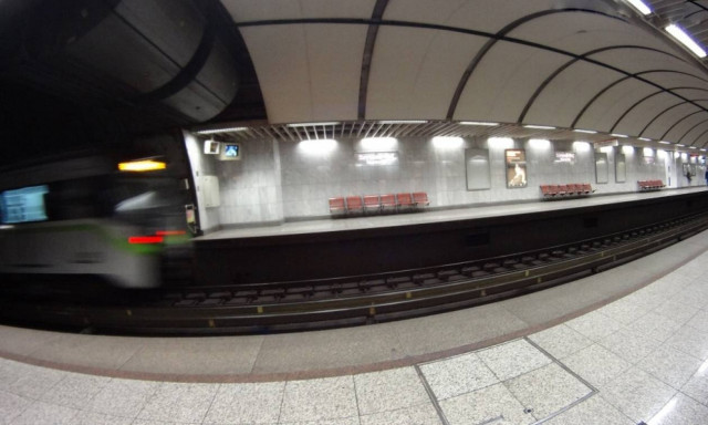 Εορταστικό ωράριο: Ανοιχτά τα μαγαζιά την Κυριακή - Πώς θα κινηθούν τα Μέσα Μαζικής Μεταφοράς