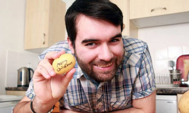 Βρετανία: Κερδίζει 1.400 ευρώ την εβδομάδα πουλώντας πατάτες με μηνύματα