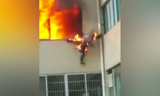 Κίνα: Στις φλόγες πυροσβέστης βουτά στο κενό για να σωθεί (vid)