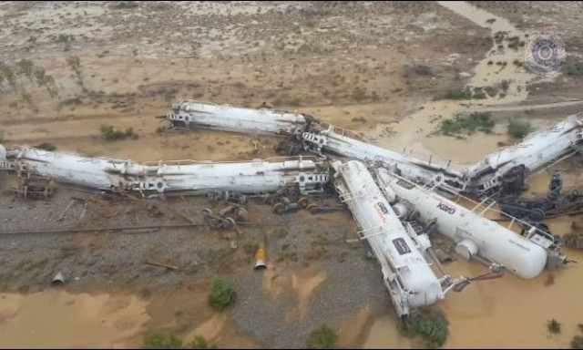 Τρένο με 200.000 λίτρα θειικού οξέος εκτροχιάστηκε στην Αυστραλία (pics+vid)